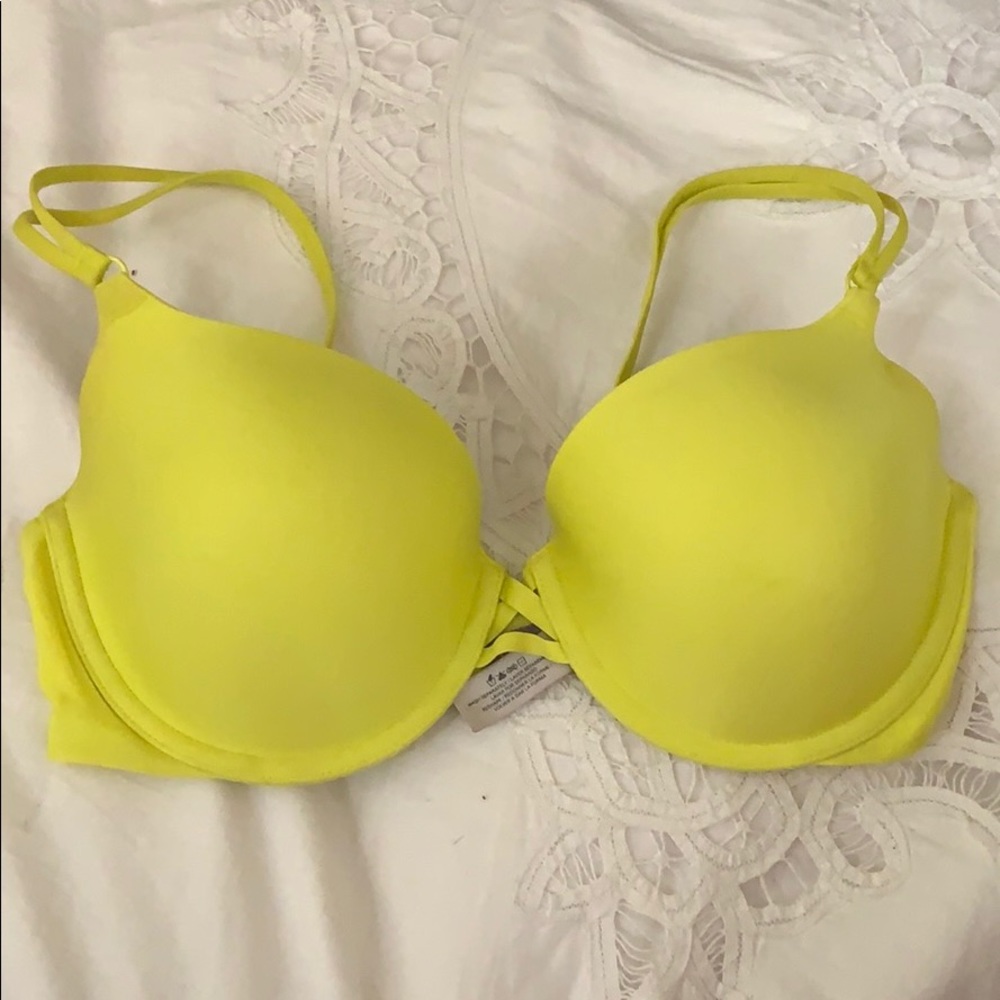 🛍 3/$10 Victoria’s Secret Yellow Bra